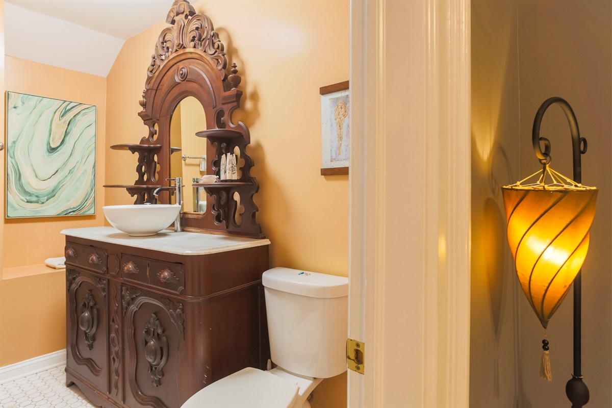 Bright, clean, and thoughtfully designed, this ensuite bath offers everything you need during your stay.