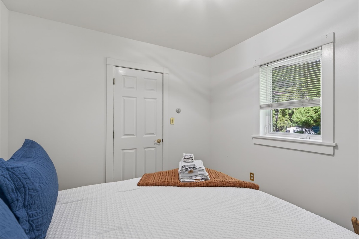 Queen bed 1st floor
