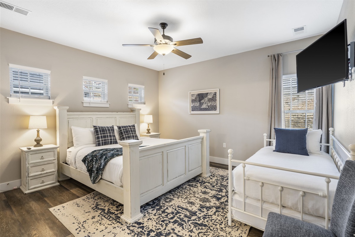 Upper level King #2 w/ ensuite bath