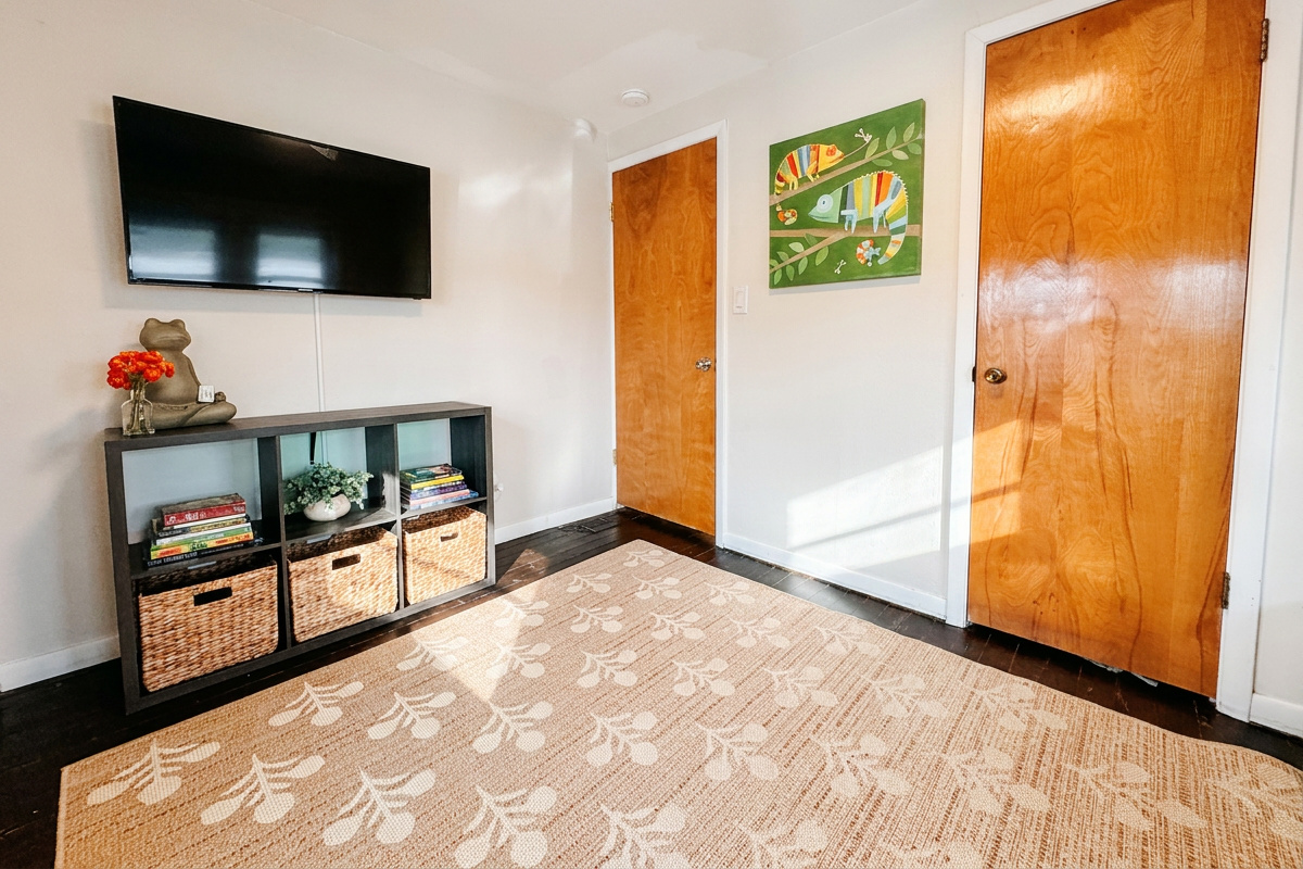 Hang out in the third bedroom flex room on the cozy chairs, two twin beds or make it up into a king size bed.