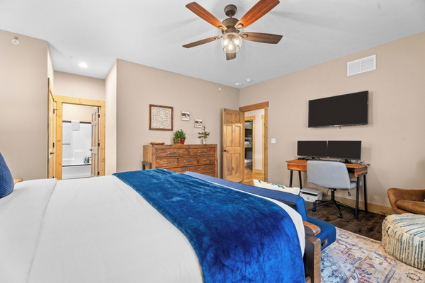 King size bed with futon. Awesome workspace with docking station, dual monitors, keyboard/mouse, and printer.