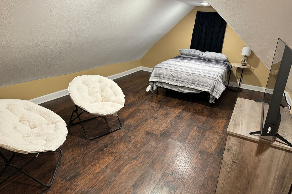 Upstairs Bedroom #3