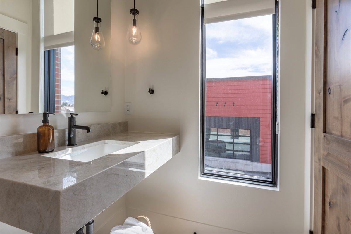 Middle Teton - Suite two's ensuite bathroom with tub/shower combo