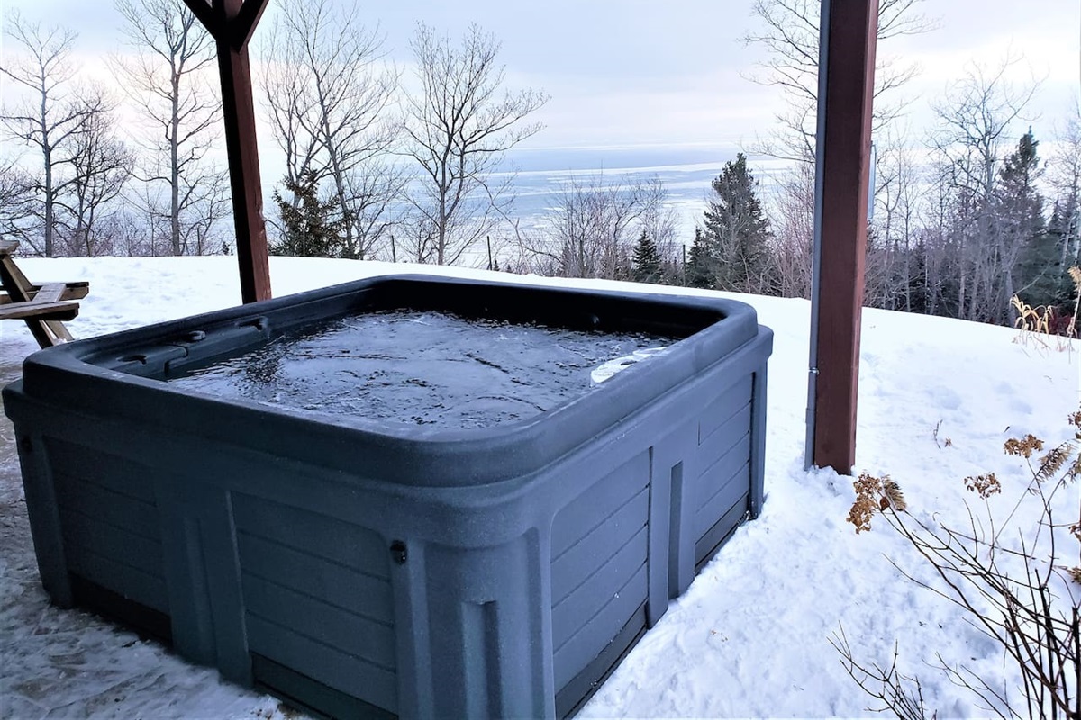 Spa extérieur privé situé au rez-de-jardin avec vue incroyable sur le fleuve et les montagnes!