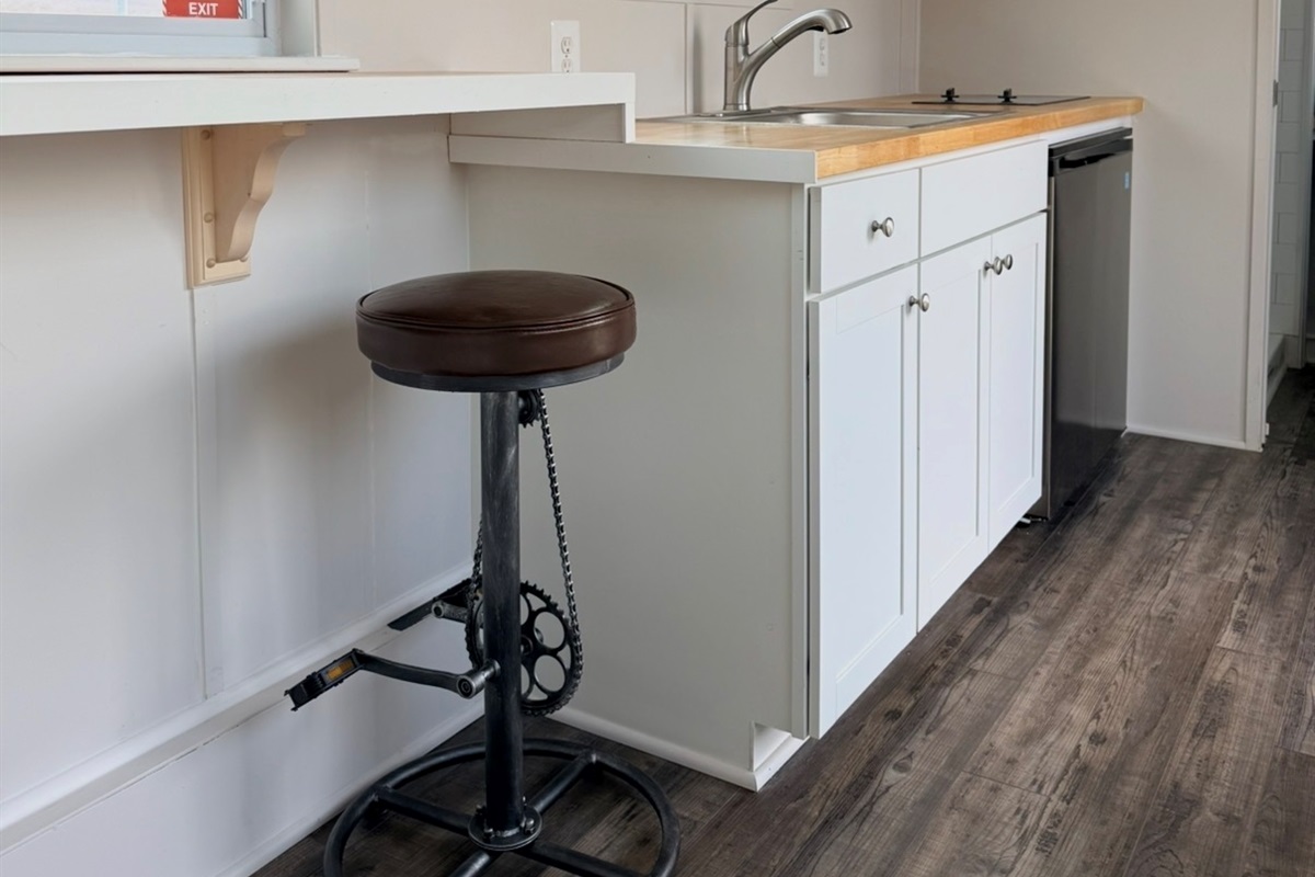 Breakfast Bar and kitchenette that includes microwave, electric cooktop, fridge, and freezer