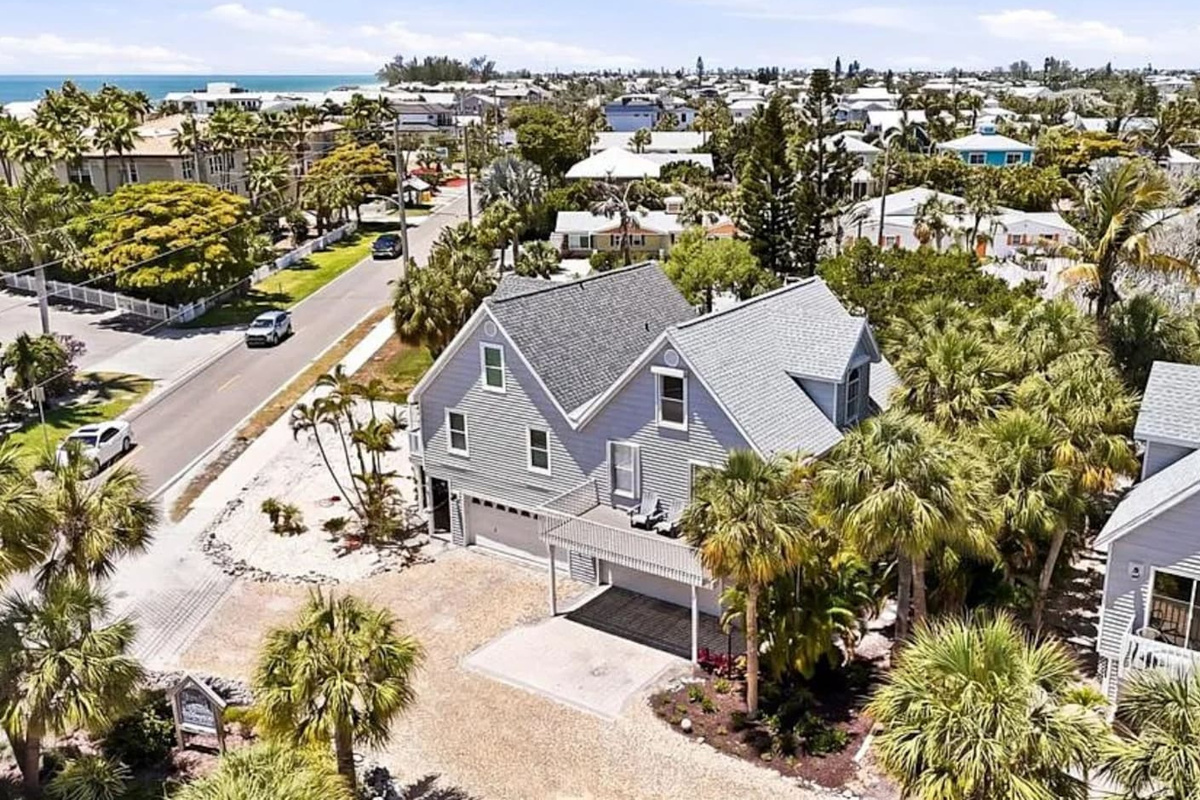 Located in a beautiful cul-de-sac, a quiet community just steps from the beach! 