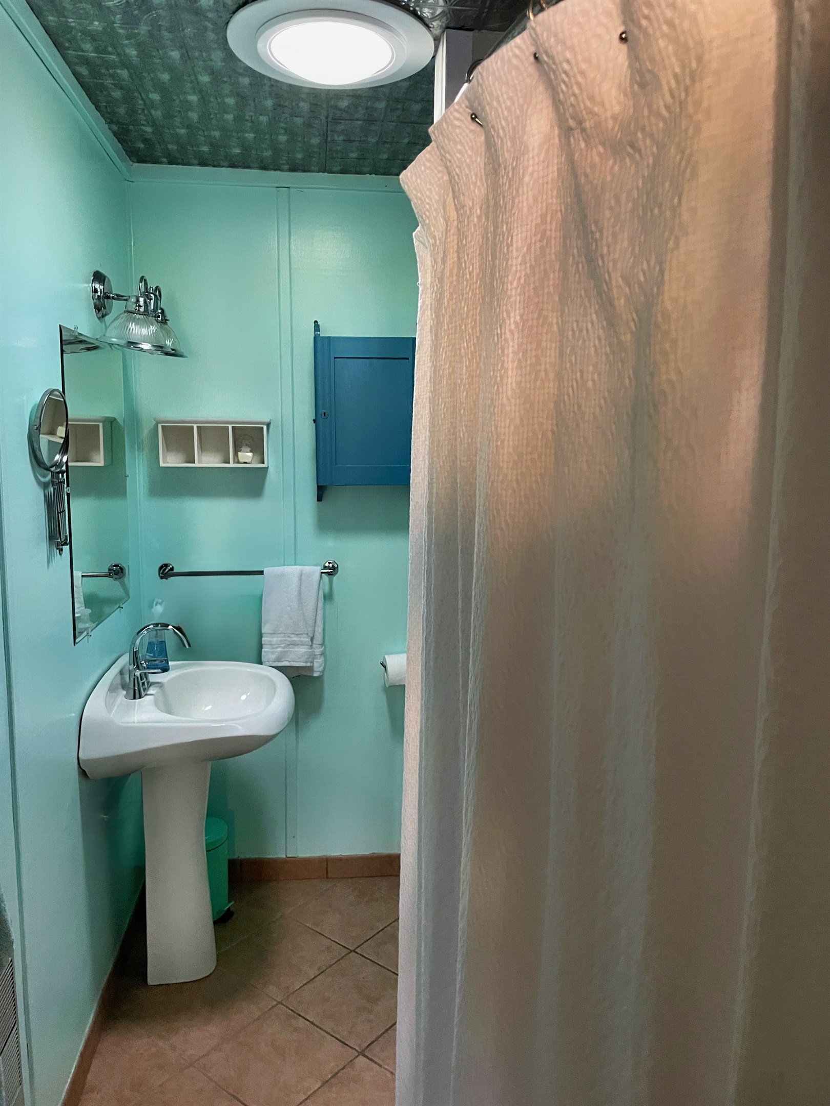 Big Pines full bathroom with classic tin ceiling detailing.