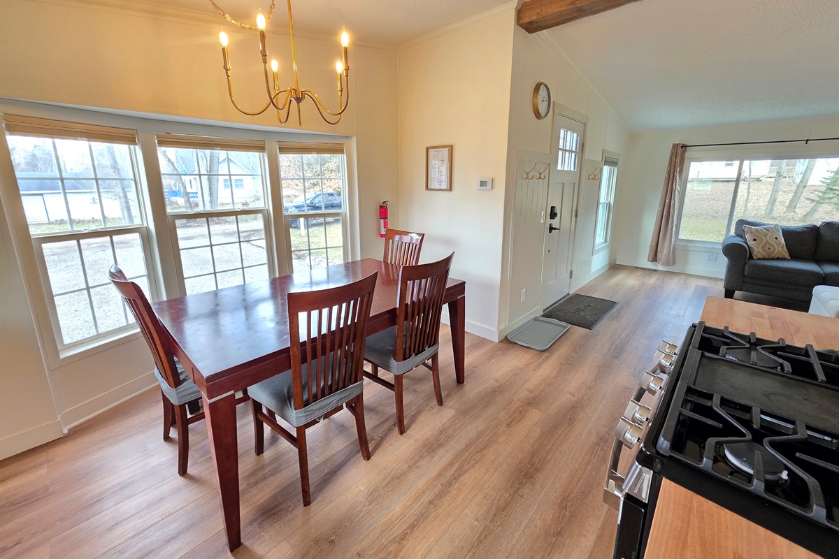 Dining area with seating for 6.