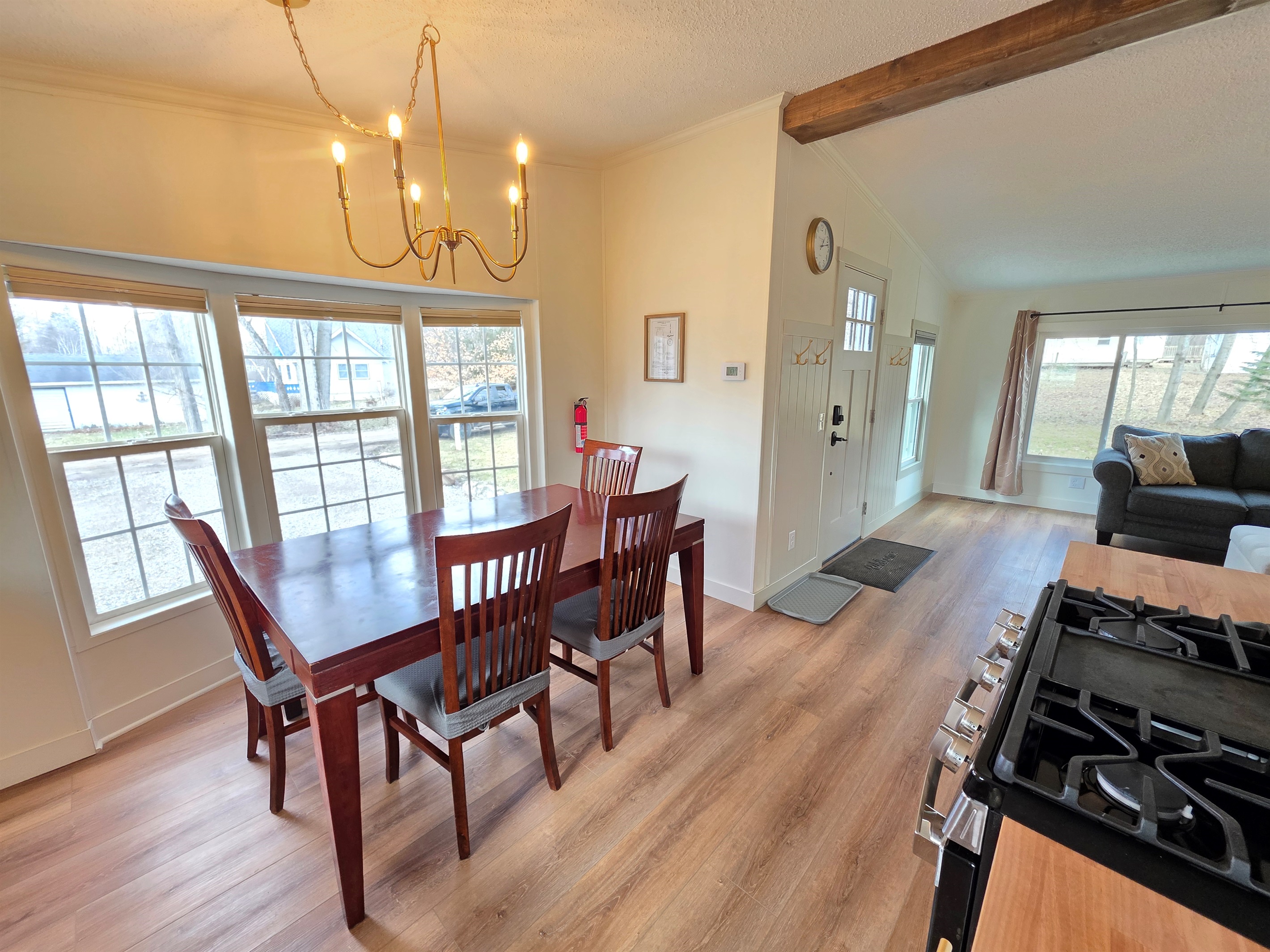 Dining area with seating for 6.