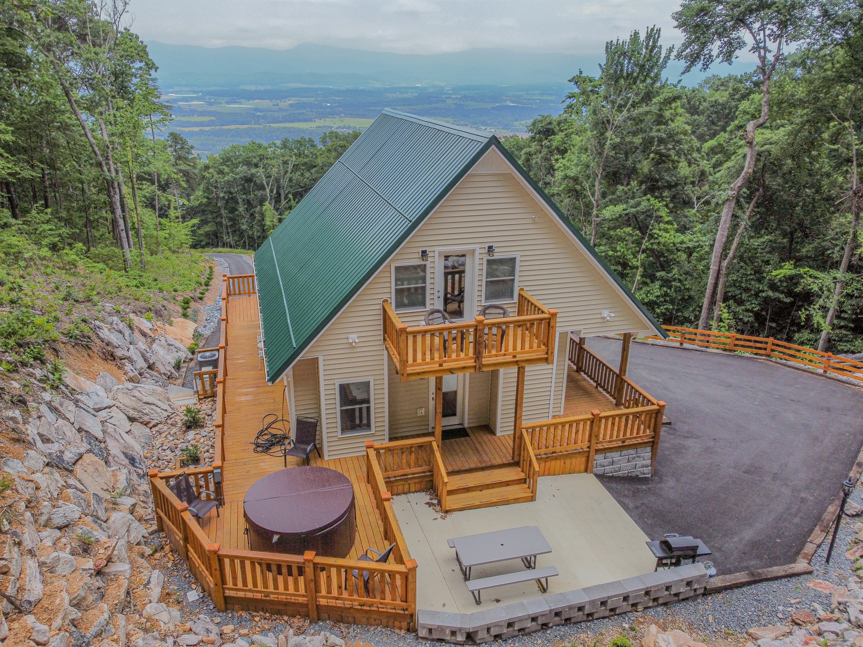 Special May pricing! Shenandoah Retreat- Hot Tub, Fast Wi-Fi, EV Charger! 4