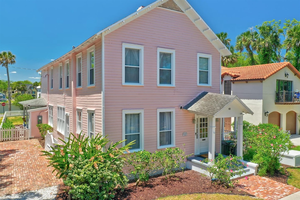 Boyce House; 6 bedrooms, 3 1/2 bath, large fenced yard with waterfront views of Maria Sanchez Lake.