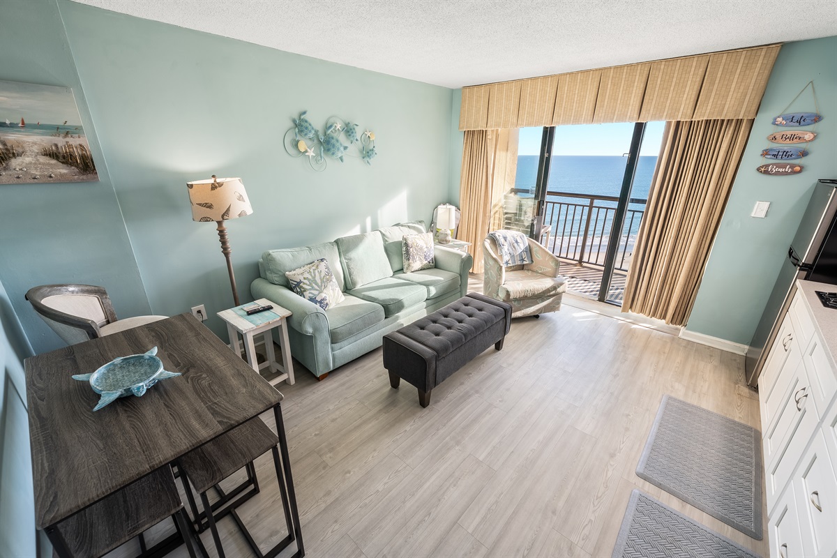 Living Room with Stunning Views🌊☀️