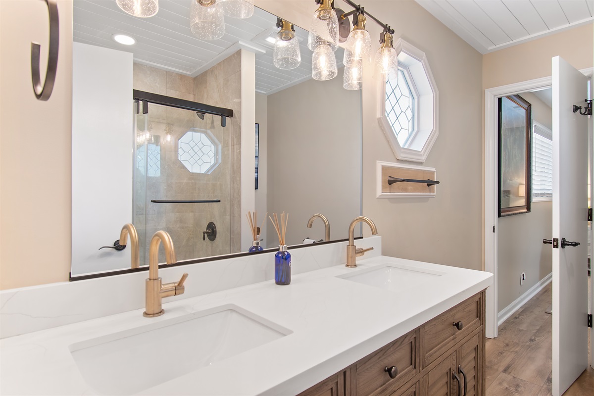 Double vanity with tub/shower