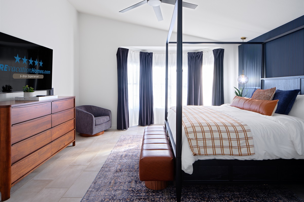 Primary Overlooks the pool, King Size Bed+Smart TV