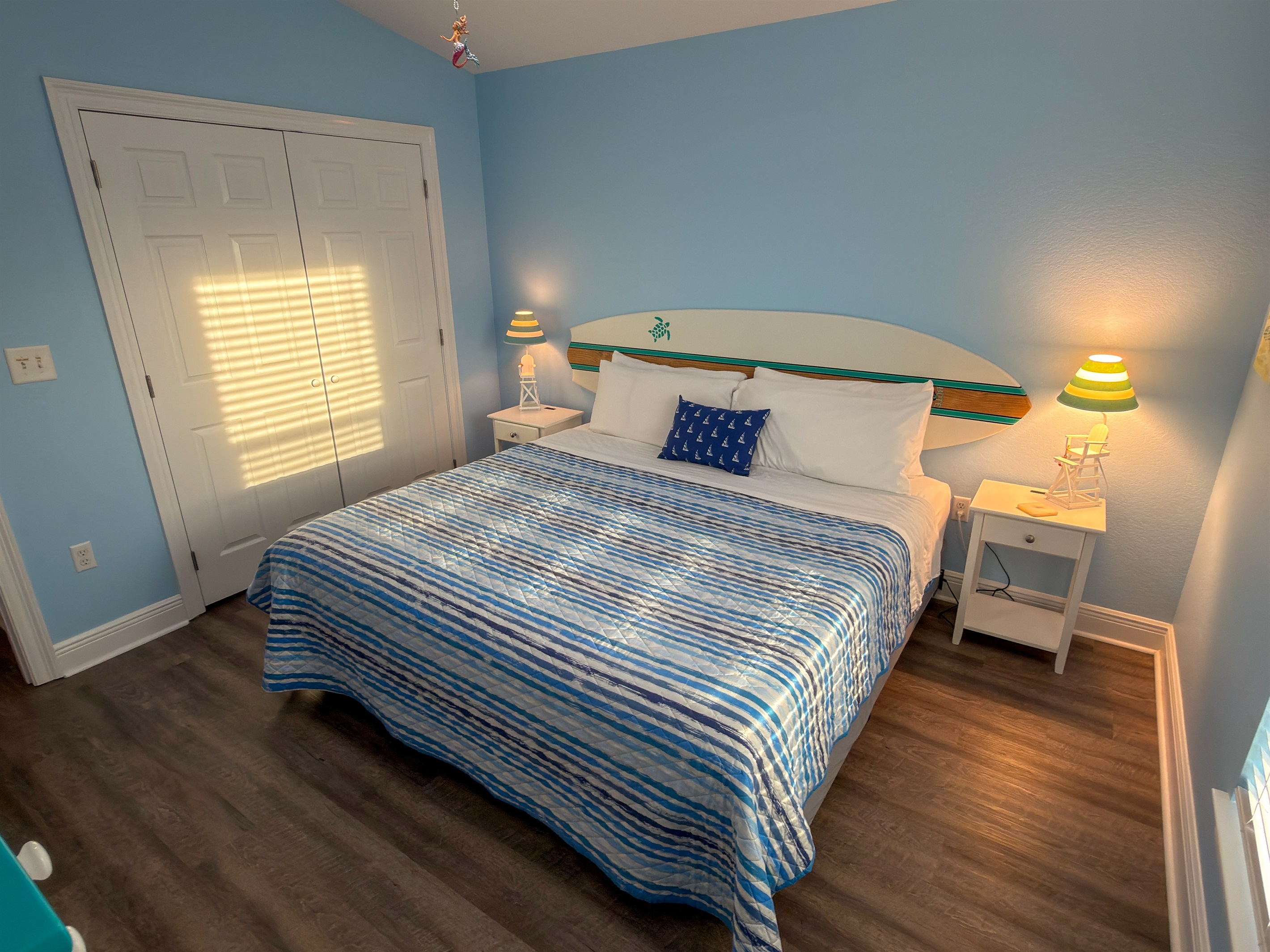 This airy King retreat blends seaside charm with pure comfort, creating the perfect place to recharge after a day by the water.
