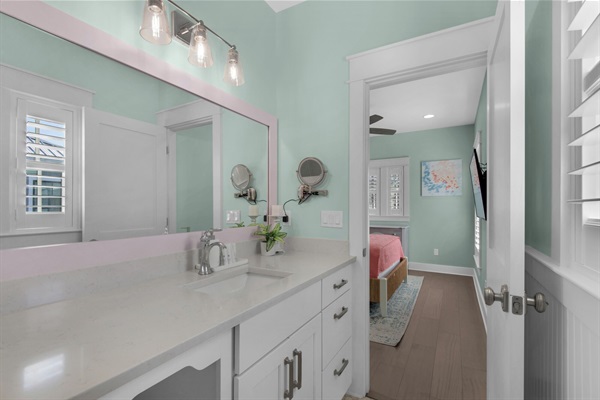 Queen Bathroom (2nd floor)