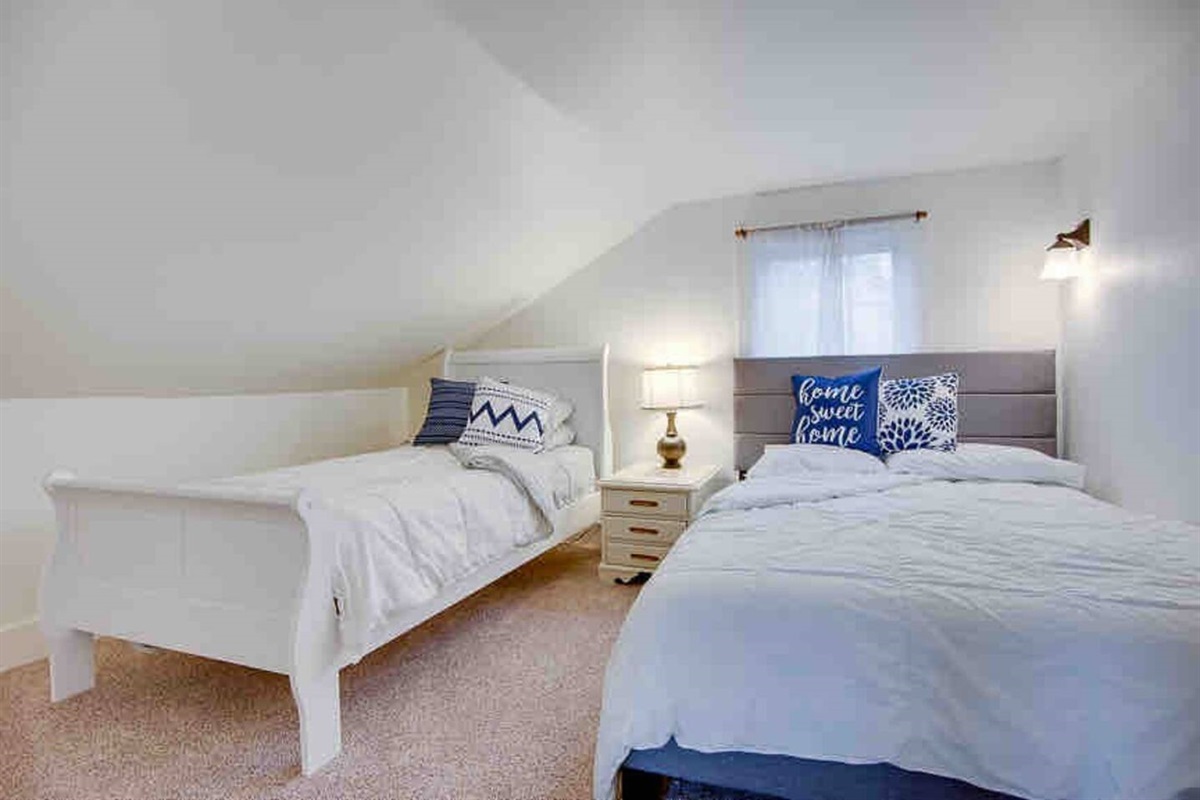 Twin and Full bed! Best way to fit all the family members in. Part of the fun of vacation is sharing a room right? I can visualize some late night slumber parties in here ☺️