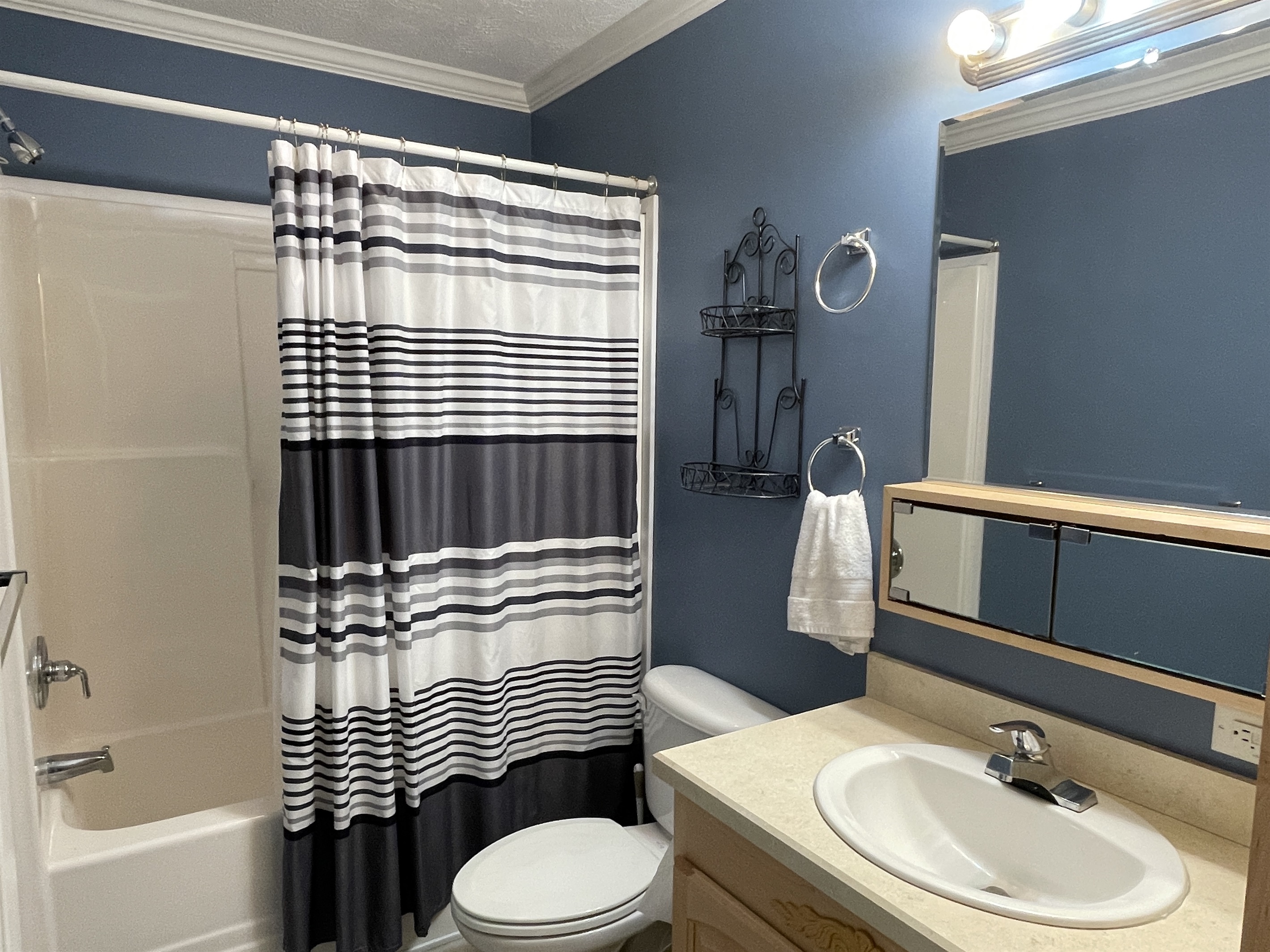 Bath off hallway with tub/shower