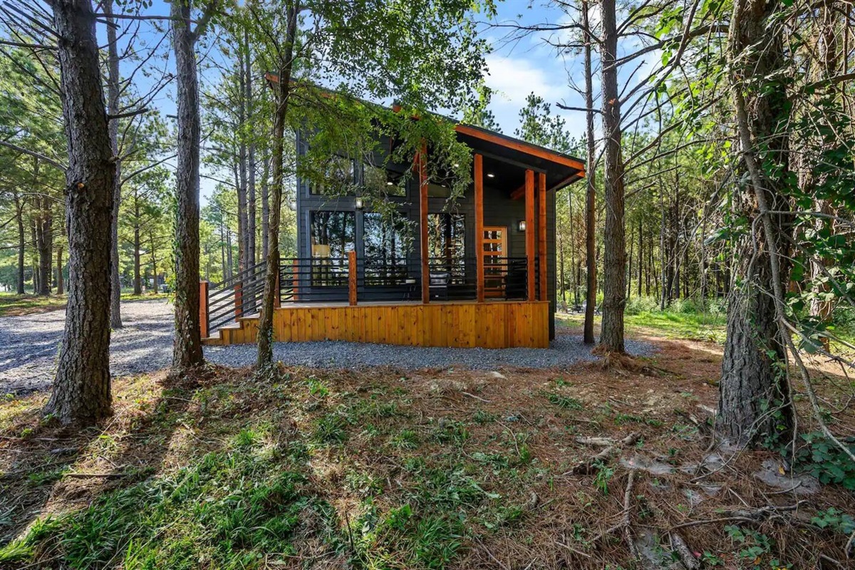 Misty and her husband Bryan put a lot of effort into this cabin, attention to detail everywhere you look. my wife and I were extremely happy, so much so we extended our stay. Misty and Bryan are excellent and responsive hosts. 