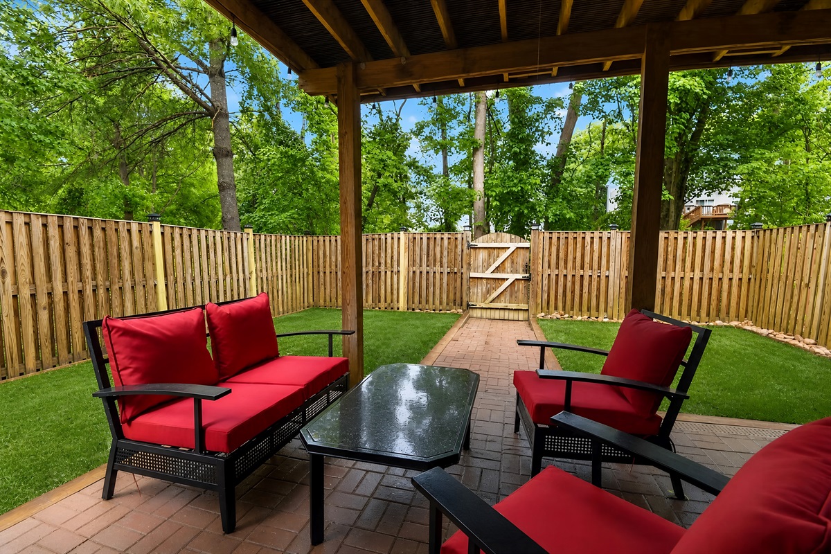 Pet-Welcome Home — Covered Backyard Lounge, Fenced Yard, Outdoor Seating for Six