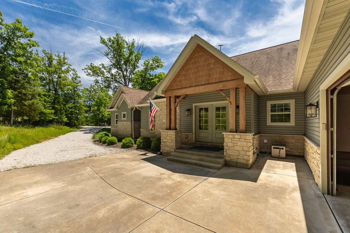 Stone entryway welcomes you to your Innsbrook getaway.