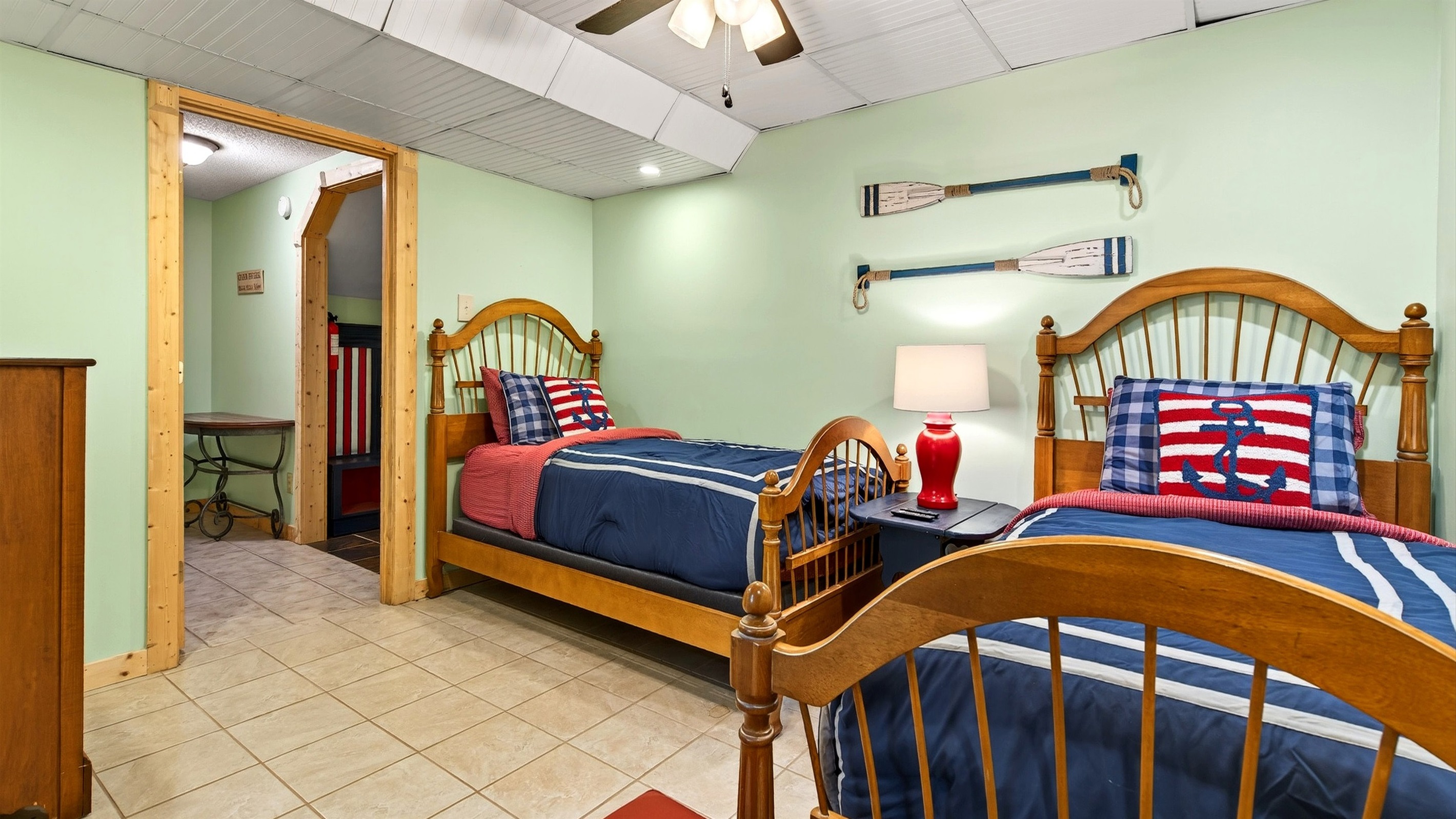 Lower level bedroom with 2 twin beds