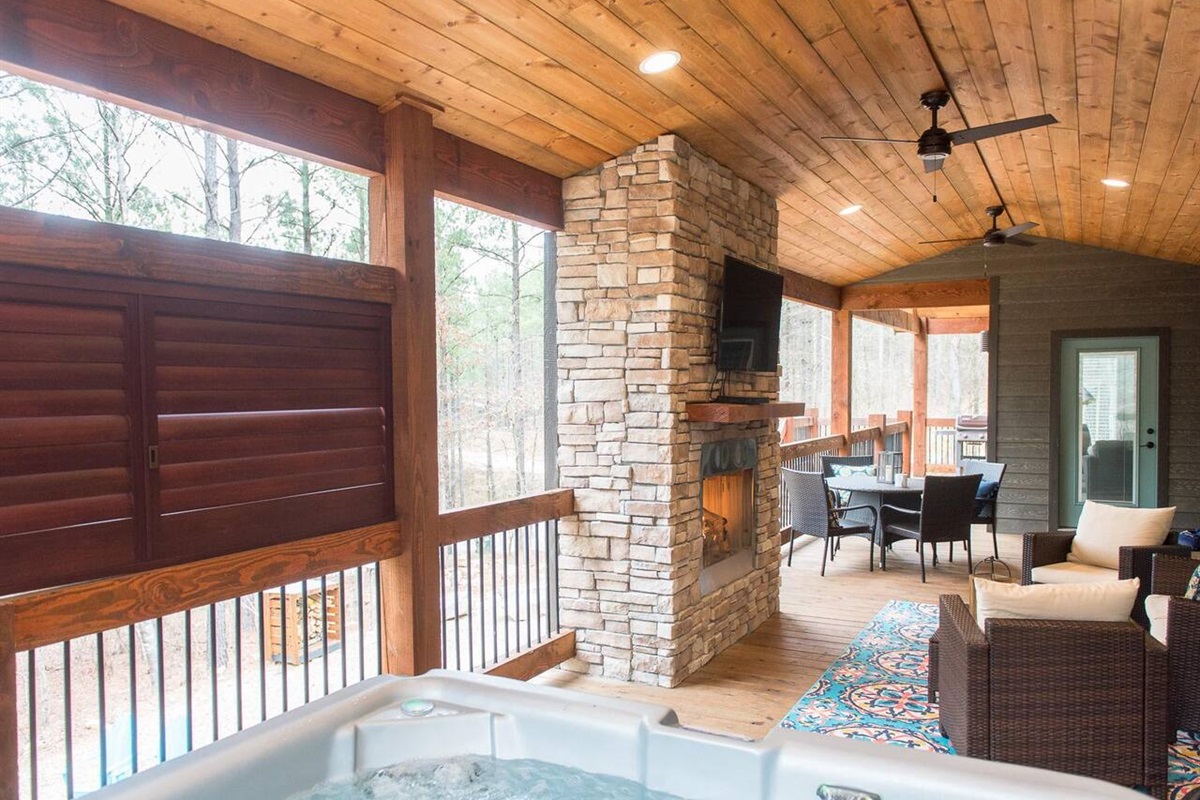 Outdoor Retreat: Enjoy evenings by the fireplace or relax in the hot tub with nature views!