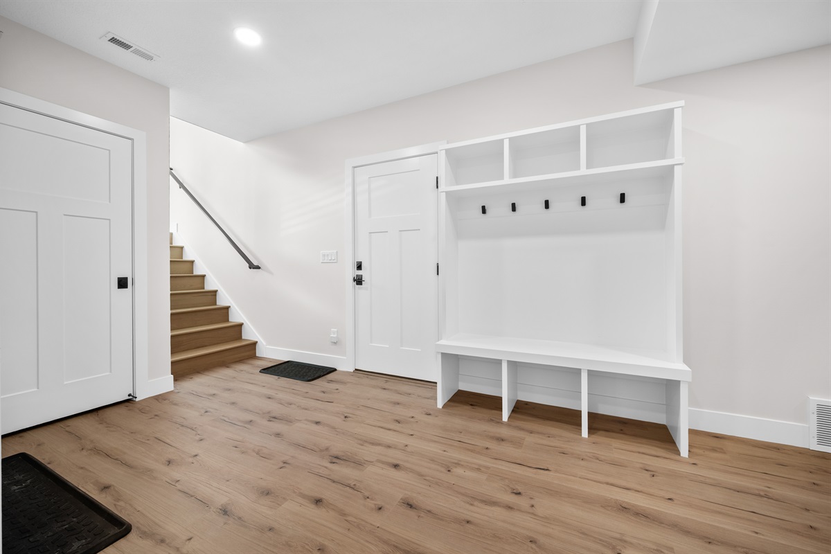 Lower-level mudroom entry designed for easy transitions from adventure to relaxation.

📸 61