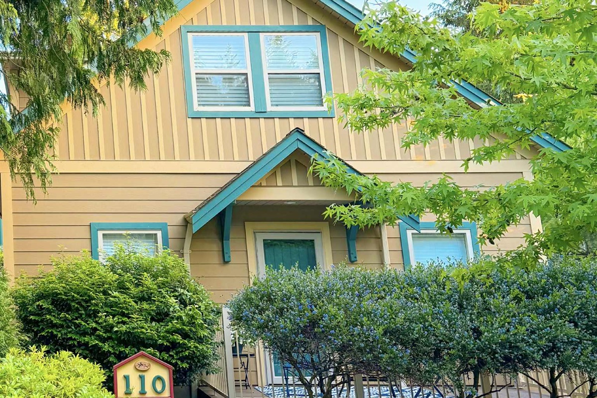 Welcome to Hummingbird Hideaway. The entire Cottage is all yours to enjoy. Tons of room and privacy both inside and outside. This Cottage easily has  the best location at the Resort.