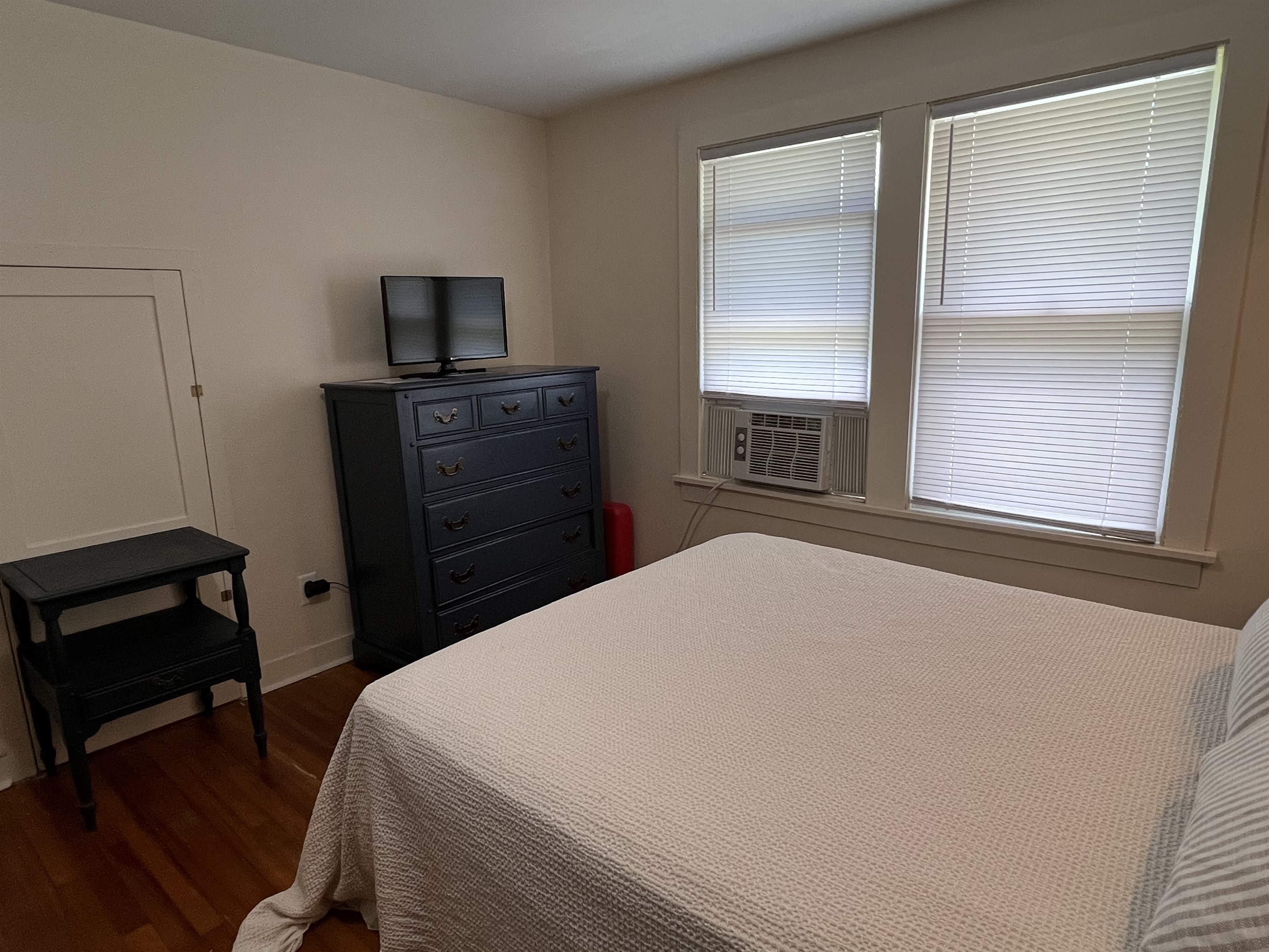 2nd floor Queen w/ ensuite