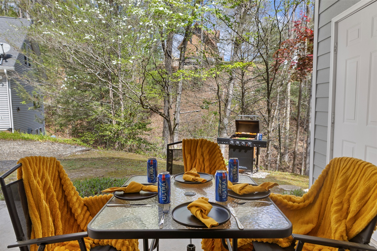 Patio Dining Area: Savor meals surrounded by nature—perfect for grilling and outdoor gatherings!