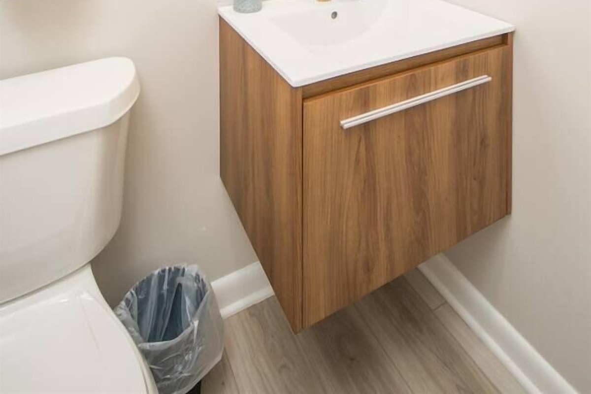 Unit 1: Full Bath (3 of 3) Bed & Bath Linens Provided