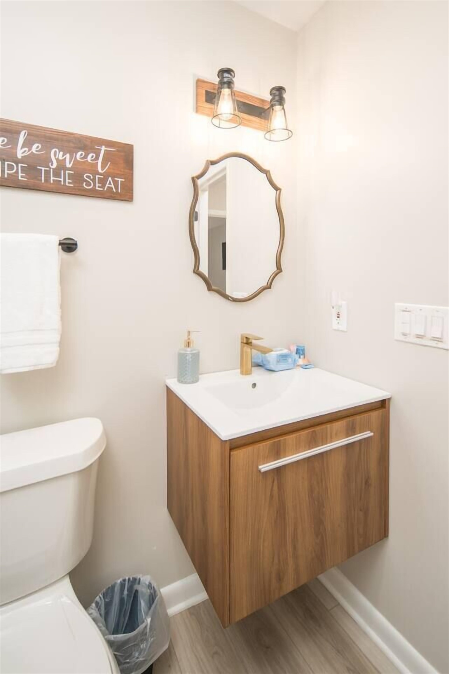 Unit 1: Full Bath (3 of 3) Bed & Bath Linens Provided