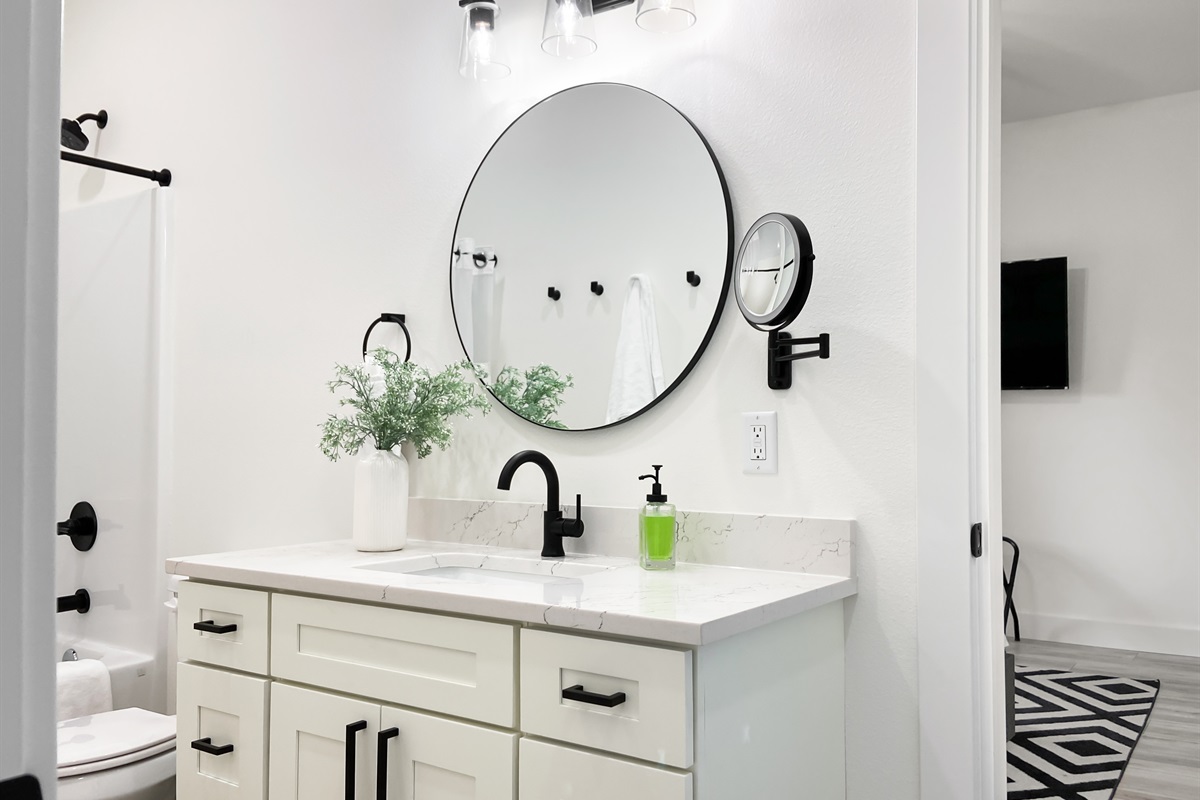 Jack and Jill bathroom connecting Kings #4 and #5