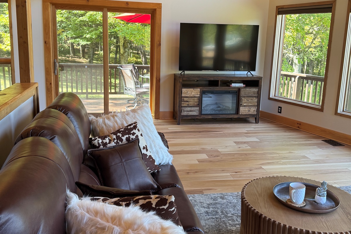 Cozy Great room with views and SmartTV