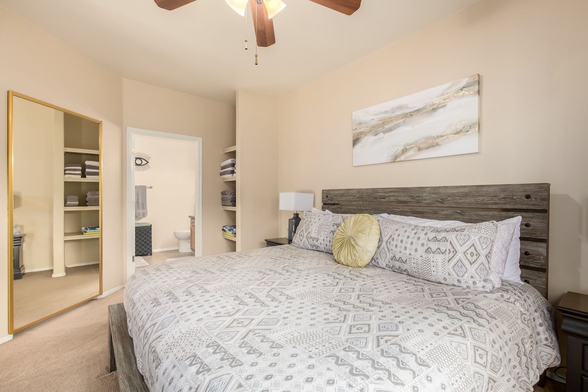 Main Bedroom with En Suite.  King Bed!