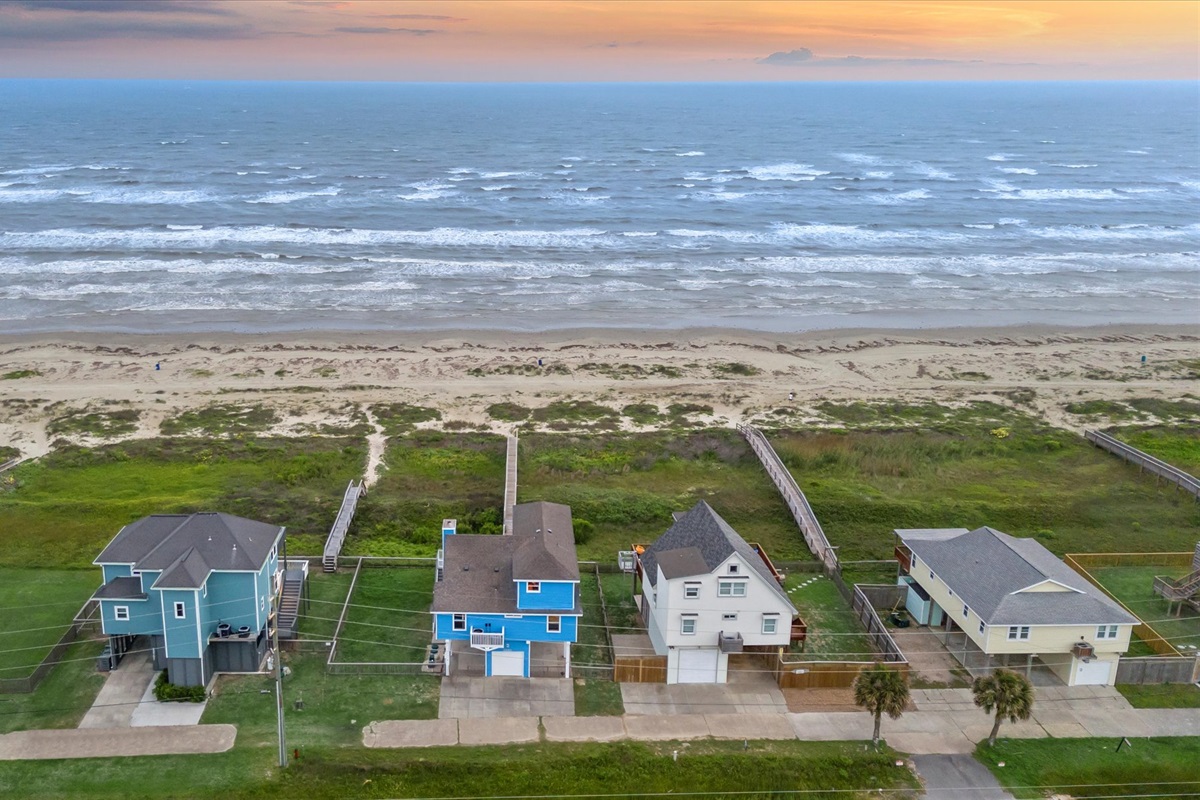 880fb57bd32241c38da6e12ad7e0120e Large | Beachhouse | Texas | TX | Vacation Homes | Galveston | Crystal Beach | Kokomo | Breezy Days | Beachfront Elegance | Sunrise Serenity | Southern Sands Property Management, LLC