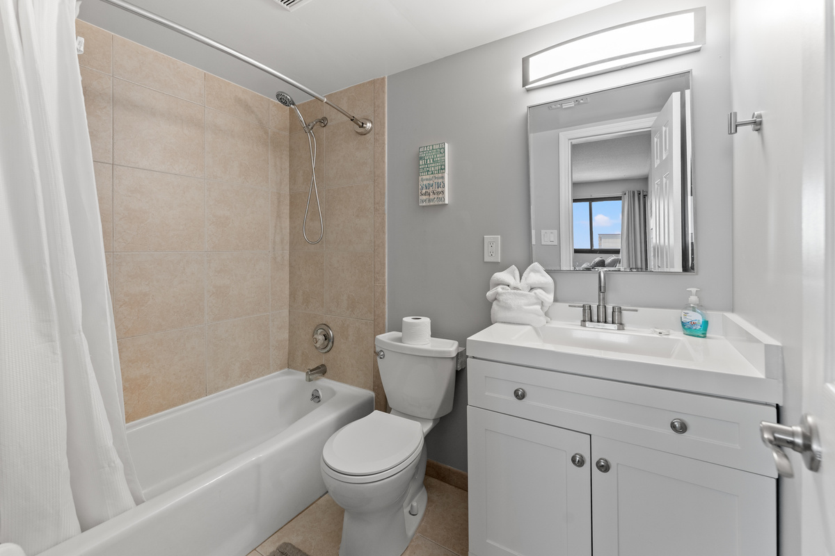 Main Bathroom with Tub/Shower combo