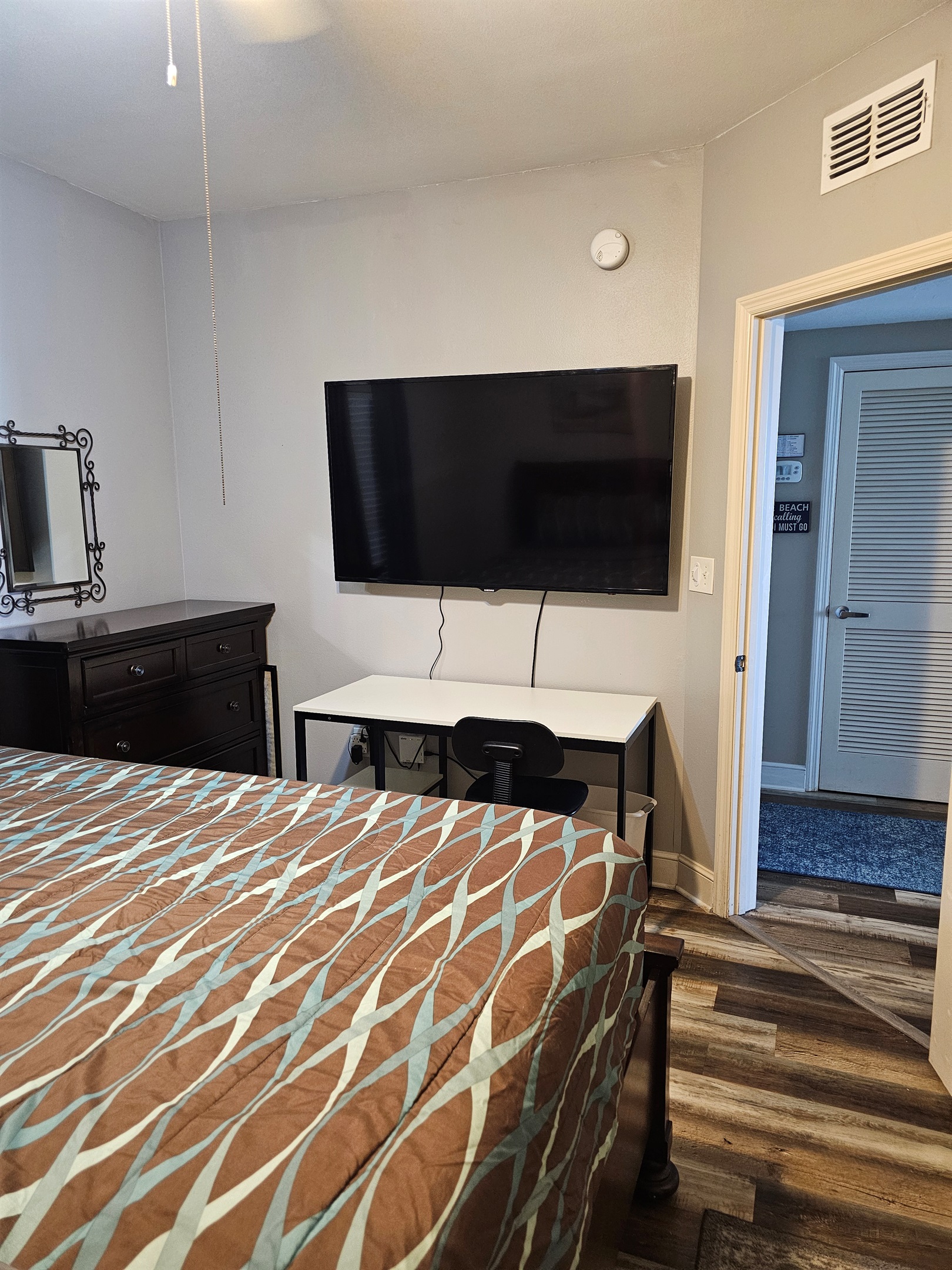 Guest room 1, desk, dresser & smart TV