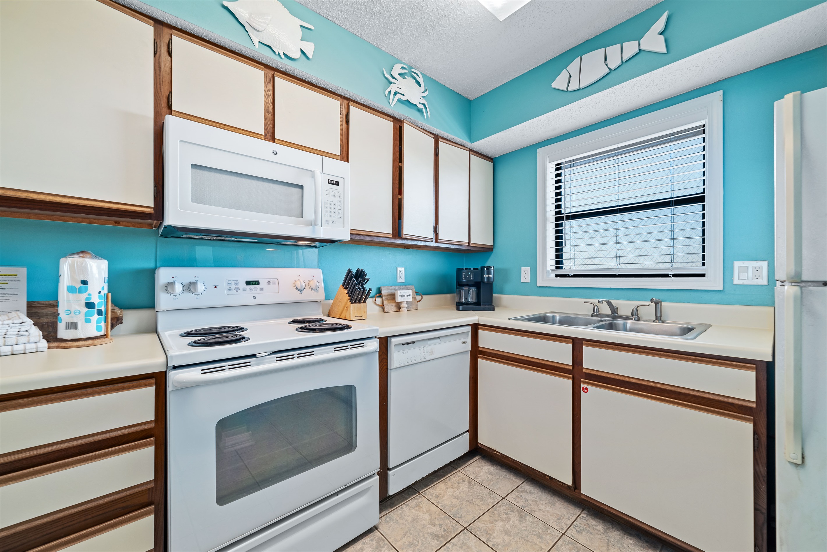 Clean lines and modern finishes define this well-appointed kitchen, offering a sleek and stylish cooking environment.
