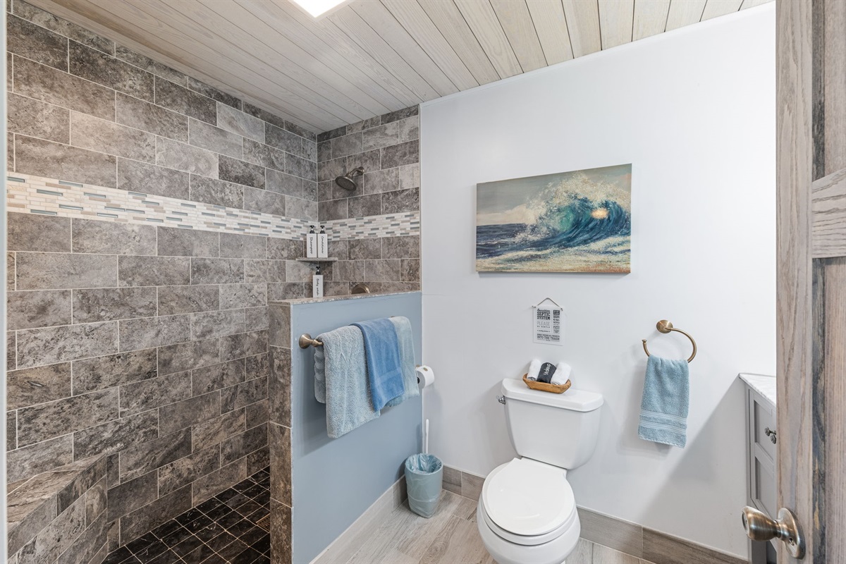 Ensuite Upstairs King Bedrrom