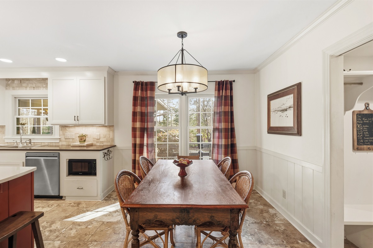 Breakfast area beside the kitchen, perfect for morning coffee
