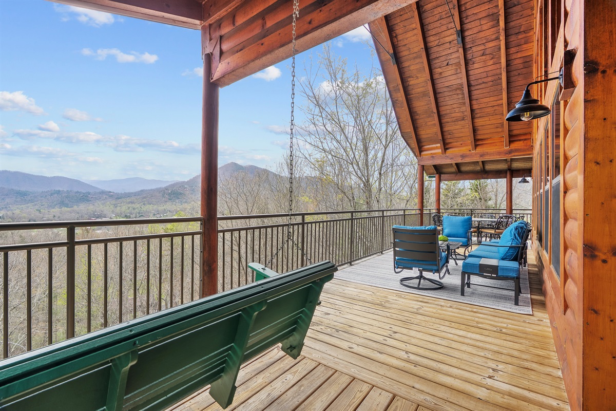Morning coffee. Evening swings. Mountain air all day.
Outdoor living with a view—plenty of space to relax and reconnect.