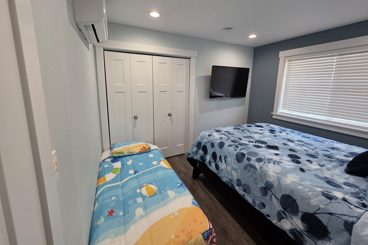 Middle Bedroom with Cot