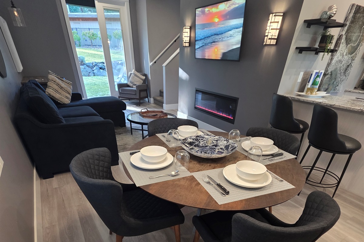 Gorgeous dining room.
Seats 6  with bar seating.