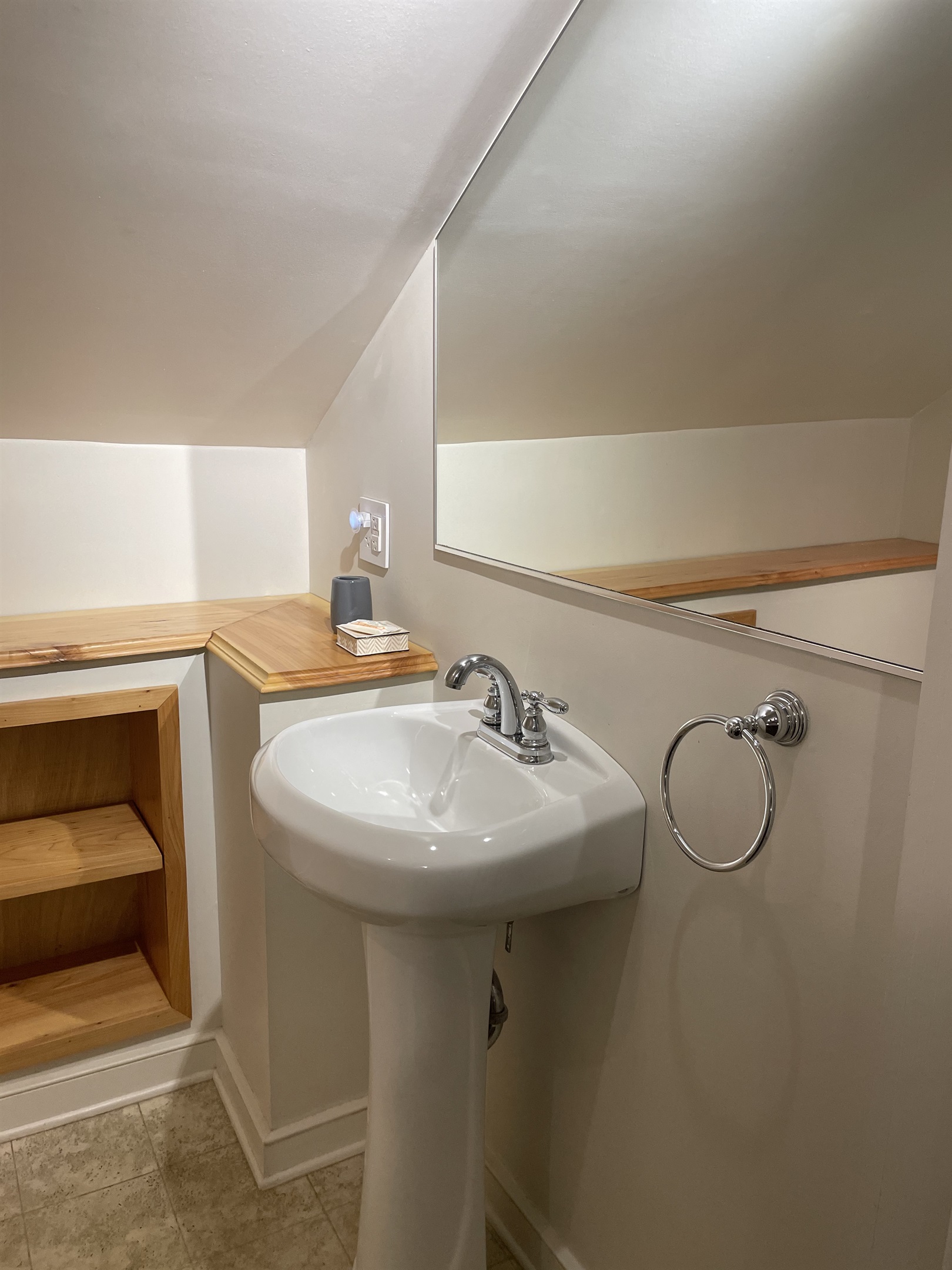 2nd floor 1/2 bath