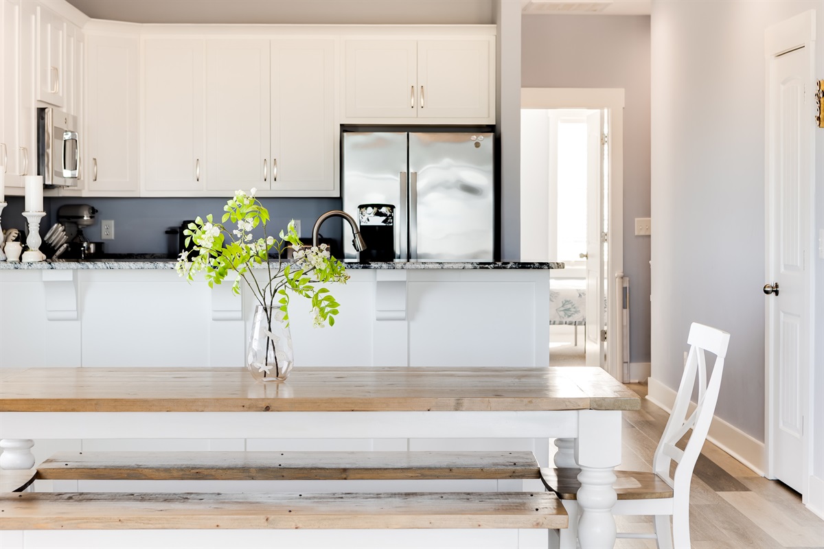 Clean sightlines from the dining table into the kitchen make entertaining easy