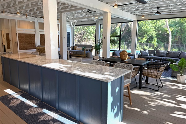 Plenty of counter space, dining seating and lounge seating to go around in the screeened-in area
