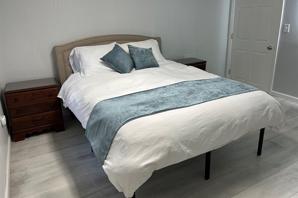 Bedroom 4 - Queen