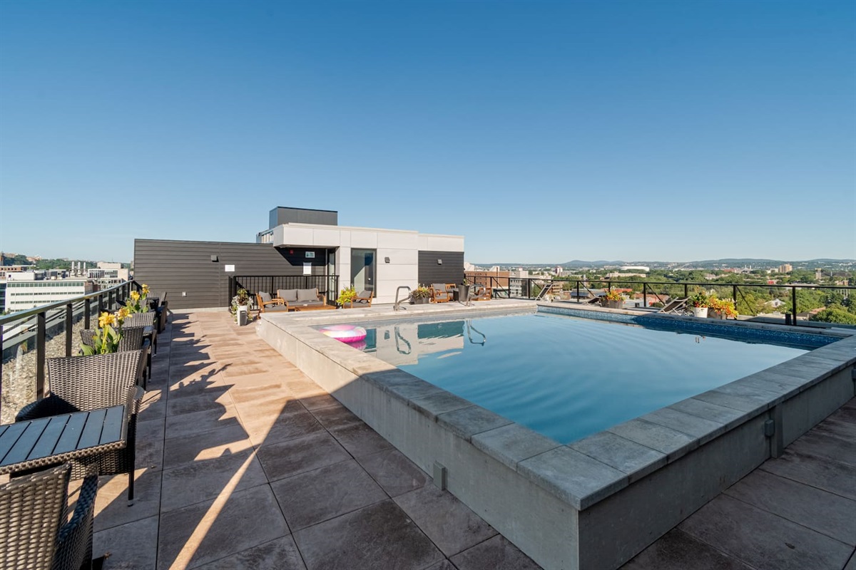 Piscine chauffée sur le toit (période estivale uniquement)!